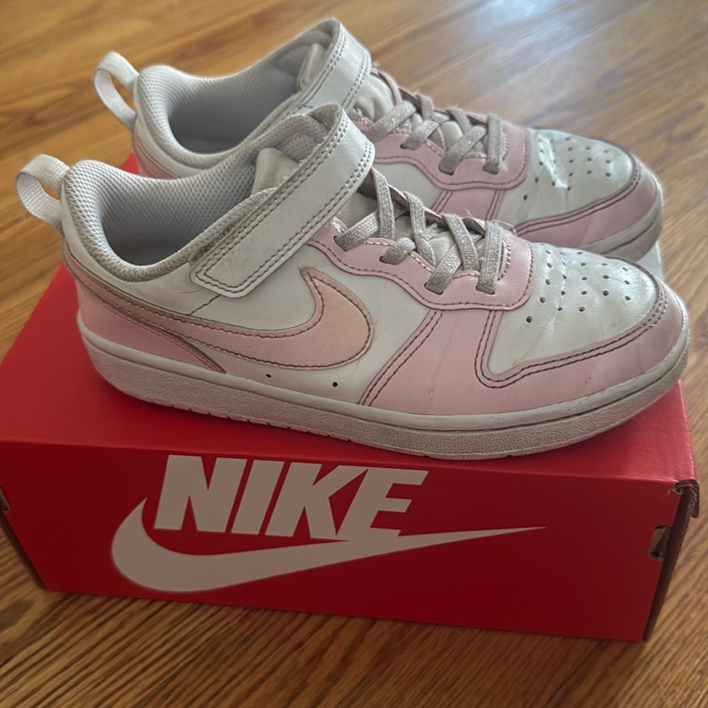 Nike sneakers for girls. - Picture 2 of 6